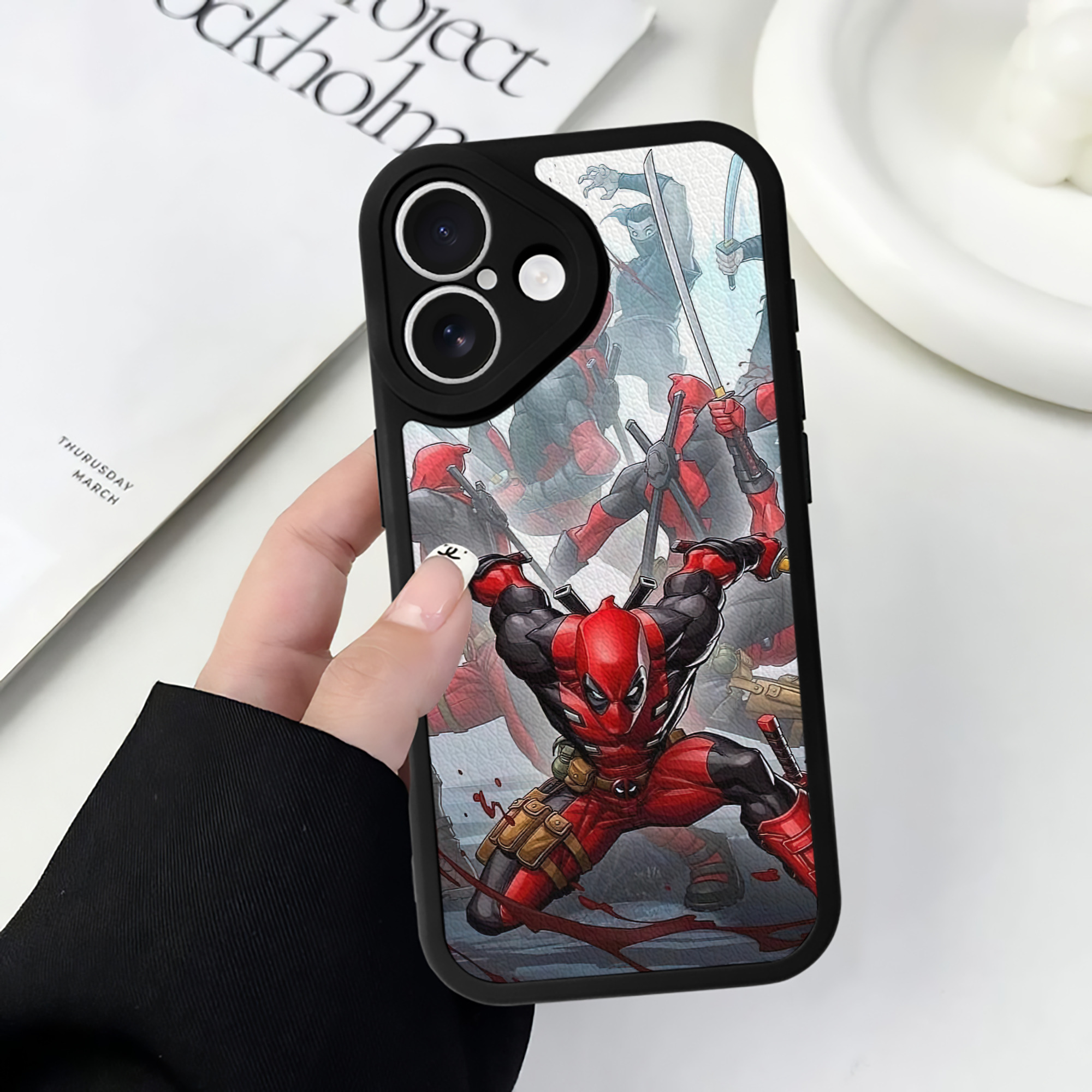 （画像用） Deadpool デッドプール 【iPhone 16シリーズ対応】シリコンスマホケース（レザー調） 材質：シリコン